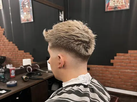 Blond tekstura z fade — Gentlemen Barber Shop Sanok