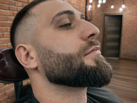 Broda i skin fade — profil — Gentlemen Barber Shop Sanok