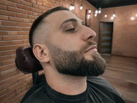 Broda po trymowaniu i strzyżenie z fade — Gentlemen Barber Shop Sanok
