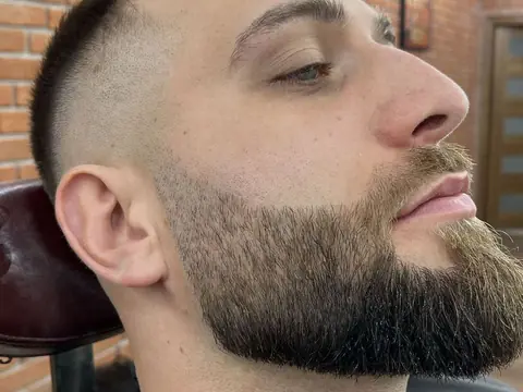 Broda po trymowaniu — profil — Gentlemen Barber Shop Sanok
