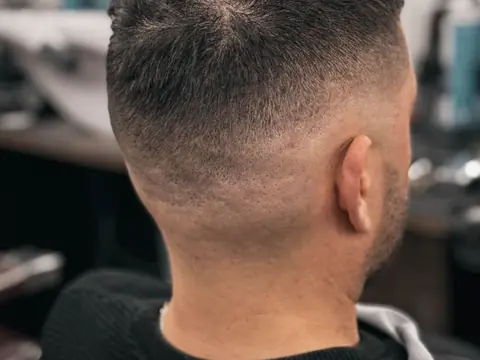 Buzz cut z fade — widok z tyłu — Gentlemen Barber Shop Sanok