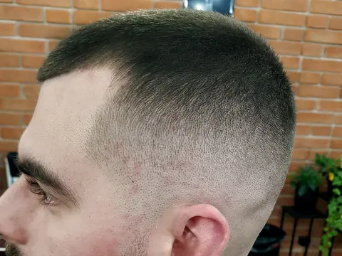 Buzz cut z low fade — zbliżenie — Gentlemen Barber Shop Sanok