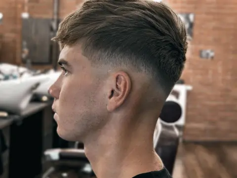 Crop z grzywką i skin fade — Gentlemen Barber Shop Sanok