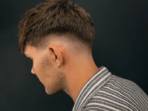 Crop z grzywką — profil — Gentlemen Barber Shop Sanok