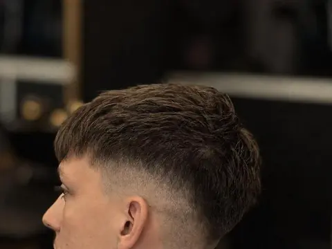 Crop z prostą grzywką i fade — Gentlemen Barber Shop Sanok