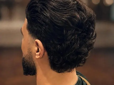 Dłuższa fryzura męska z falami — Gentlemen Barber Shop Sanok