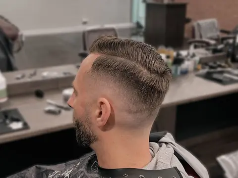 Klasyczny przedziałek z hard partem — Gentlemen Barber Shop Sanok