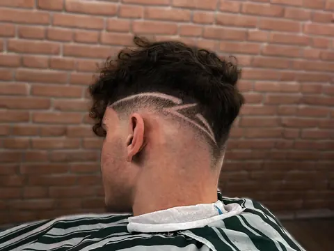 Kręcone włosy z wzorem i fade — Gentlemen Barber Shop Sanok
