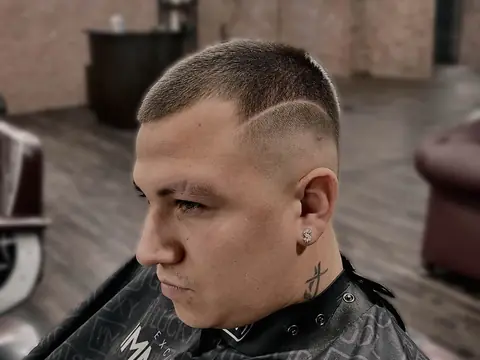 Krótki crop z wygolonym wzorem i fade — Gentlemen Barber Shop Sanok
