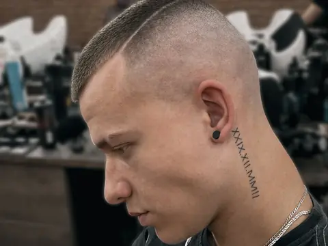Krótki crop z wysokim fade — profil — Gentlemen Barber Shop Sanok