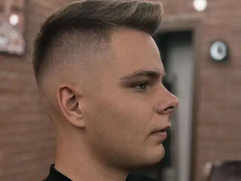 Krótki quiff z fade — Gentlemen Barber Shop Sanok