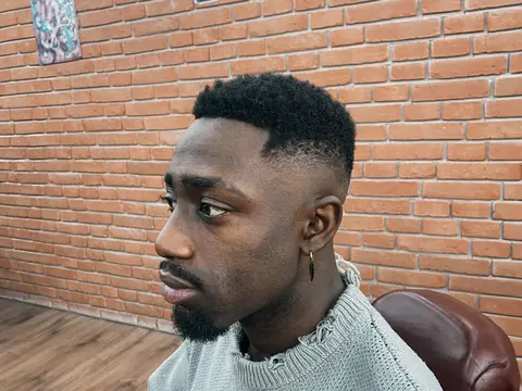 Krótkie afro z fade — Gentlemen Barber Shop Sanok