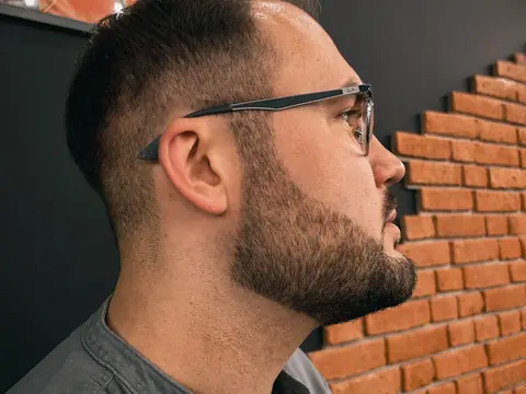 Krótkie strzyżenie męskie z brodą — Gentlemen Barber Shop Sanok