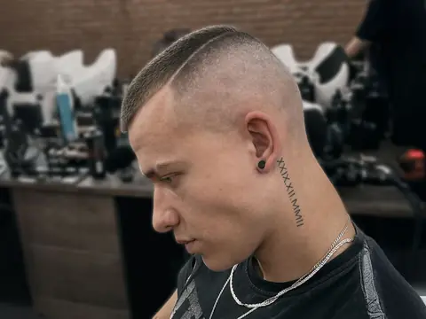 Krótkie strzyżenie męskie z wysokim fade — Gentlemen Barber Shop Sanok