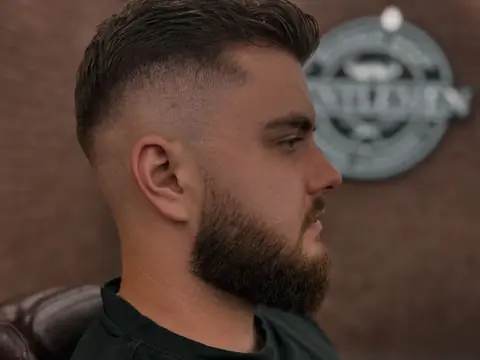 Krótkie strzyżenie z brodą — Gentlemen Barber Shop Sanok