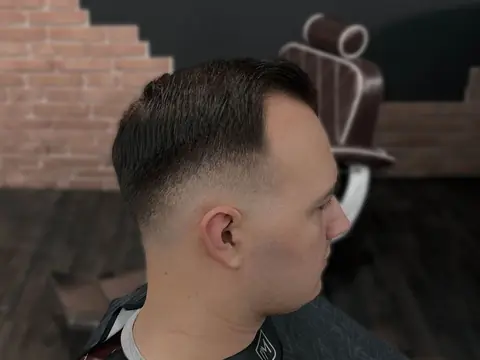 Krótkie strzyżenie z low fade — Gentlemen Barber Shop Sanok