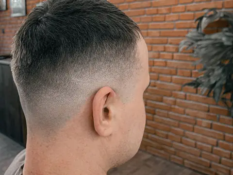 Low fade — widok z tyłu — Gentlemen Barber Shop Sanok