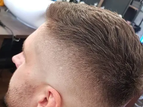 Low fade z dłuższą górą — zbliżenie — Gentlemen Barber Shop Sanok