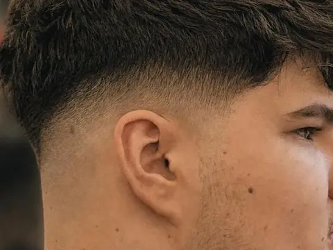 Mid fade z teksturą na górze — Gentlemen Barber Shop Sanok