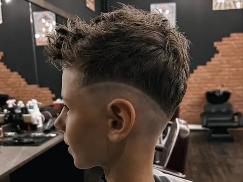 Młodzieżowa fryzura z teksturą i fade — Gentlemen Barber Shop Sanok