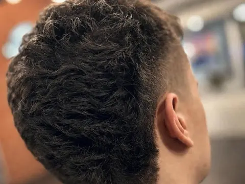 Mullet z teksturą — strzyżenie męskie — Gentlemen Barber Shop Sanok