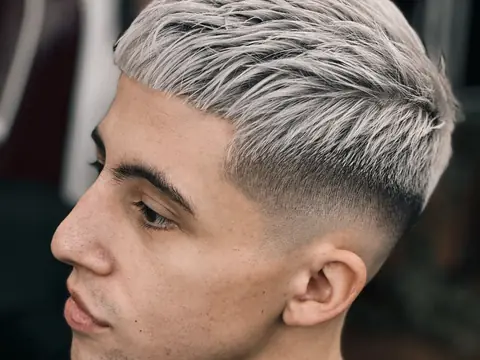 Platynowy blond crop — fryzura męska — Gentlemen Barber Shop Sanok