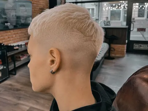 Platynowy blond crop z fade — Gentlemen Barber Shop Sanok