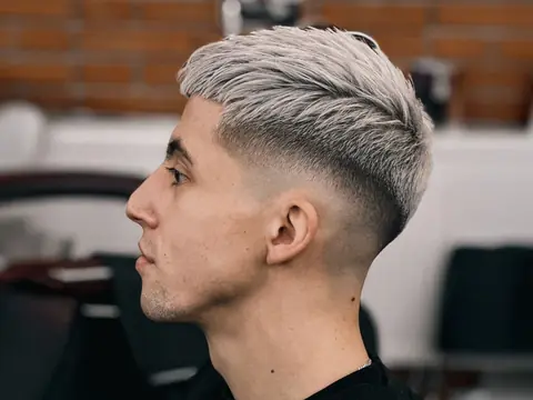 Platynowy blond z fade — strzyżenie męskie — Gentlemen Barber Shop Sanok