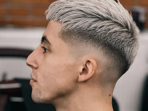 Platynowy blond z taper fade — profil — Gentlemen Barber Shop Sanok