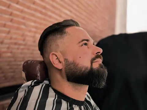 Pompadour z brodą — Gentlemen Barber Shop Sanok