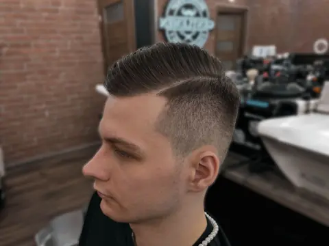 Przedziałek z hard partem i fade — Gentlemen Barber Shop Sanok