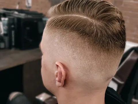 Przedziałek z low fade — Gentlemen Barber Shop Sanok