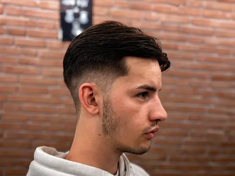 Quiff z fade — młodzieżowa fryzura — Gentlemen Barber Shop Sanok