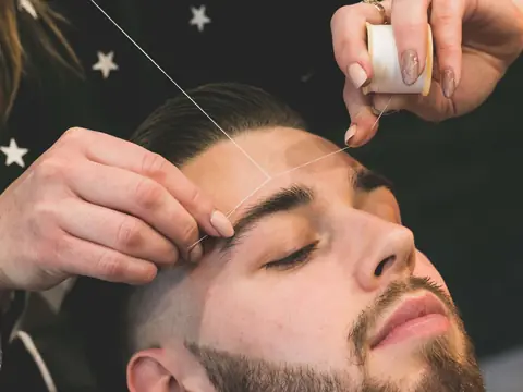Regulacja brwi nitką u barbera — Gentlemen Barber Shop Sanok