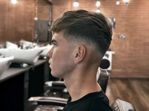 Strzyżenie męskie z low fade i dłuższą górą — Gentlemen Barber Shop Sanok