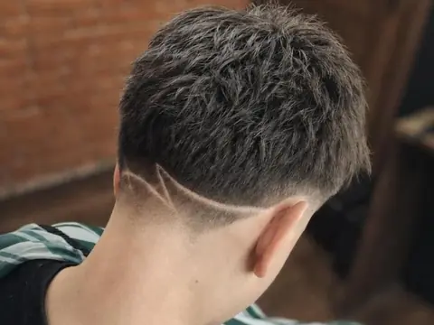 Strzyżenie z wygolonym wzorem i fade — Gentlemen Barber Shop Sanok