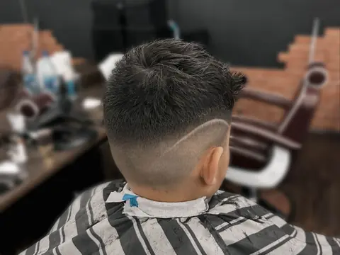 Strzyżenie z wzorem i fade — widok z tyłu — Gentlemen Barber Shop Sanok