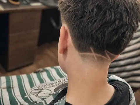 Strzyżenie z wzorem wygolonym na karku — Gentlemen Barber Shop Sanok