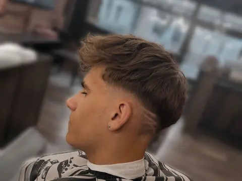 Teksturowana fryzura z fade — Gentlemen Barber Shop Sanok