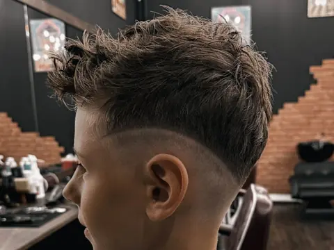 Teksturowana fryzura z fade i wzorem — Gentlemen Barber Shop Sanok