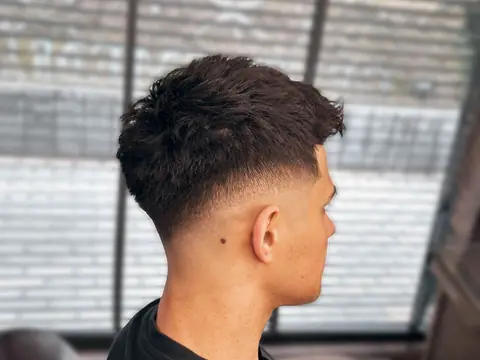 Teksturowana fryzura z taper fade — Gentlemen Barber Shop Sanok
