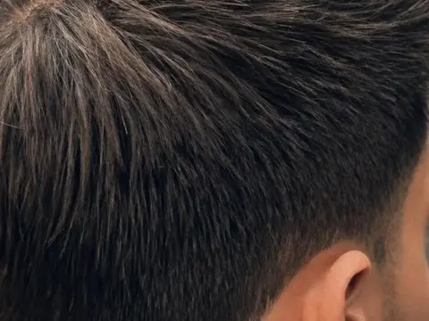 Teksturowana góra i fade — zbliżenie — Gentlemen Barber Shop Sanok
