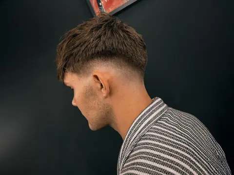 Teksturowany crop z grzywką — Gentlemen Barber Shop Sanok