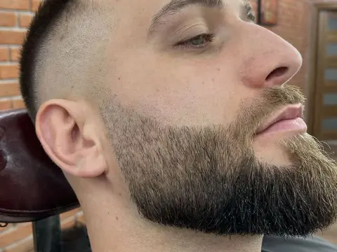 Trymowanie brody z konturowaniem — Gentlemen Barber Shop Sanok