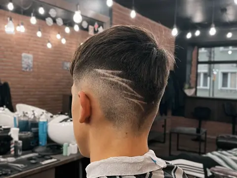 Wzór i fade — widok z tyłu — Gentlemen Barber Shop Sanok