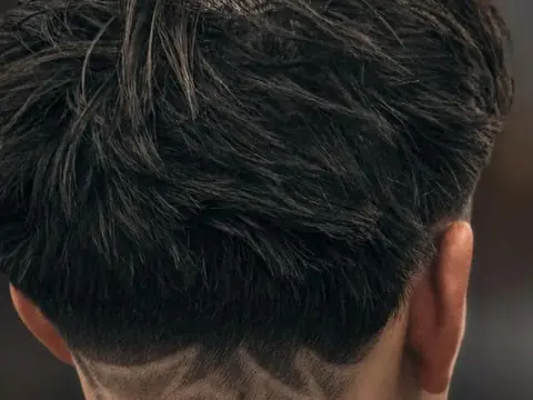 Wzór na karku i teksturowana góra — Gentlemen Barber Shop Sanok