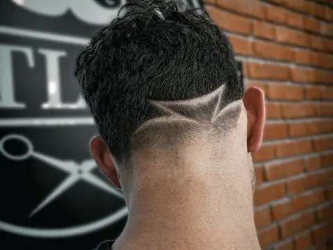 Wzór wygolony na karku — kręcone włosy — Gentlemen Barber Shop Sanok
