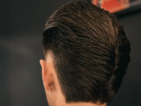 Zaczesana do tyłu fryzura — widok z tyłu — Gentlemen Barber Shop Sanok