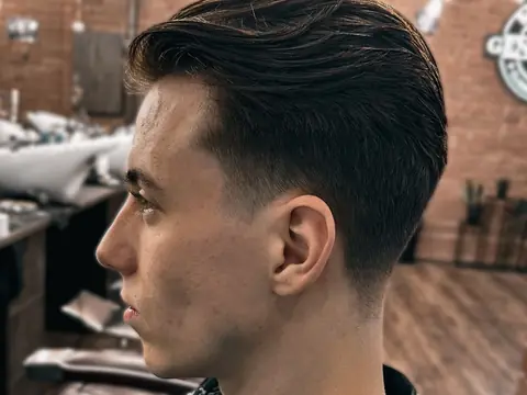 Zaczesana do tyłu fryzura z fade — Gentlemen Barber Shop Sanok