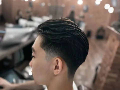 Zaczesana do tyłu fryzura z taper — Gentlemen Barber Shop Sanok